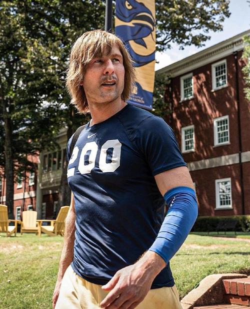 美剧《查德·鲍尔斯 Chad Powers》